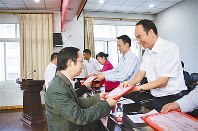 中国工商银行表彰奖励万源100名优秀乡村教师