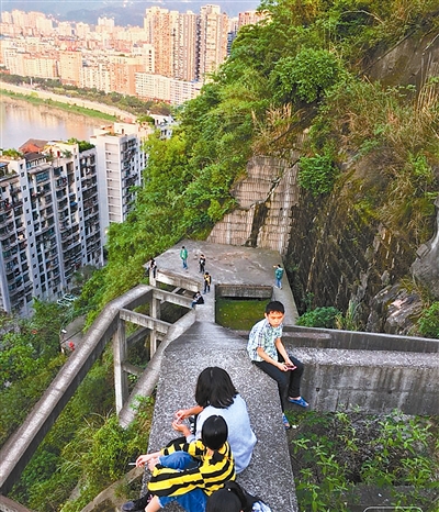 危险 孩子无栏石梯玩"极速"