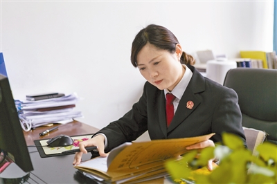 赵小飞庭前严谨研读卷宗