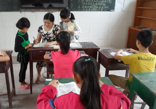 多年扎根条件艰苦村小山村有个漂亮妈妈老师