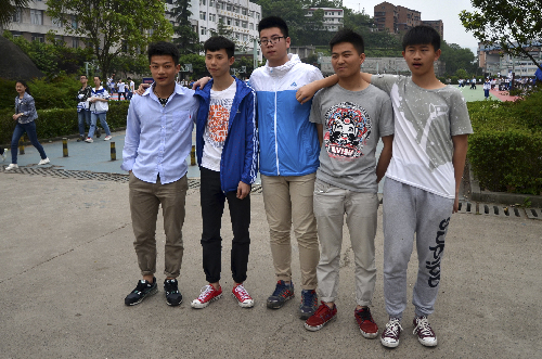 达州中学5学生两次冲进州河救人