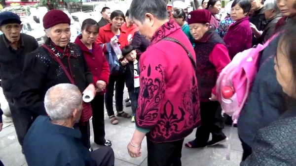 八旬大爷发病晕倒尿裤子不嫌脏 热心大妈极力