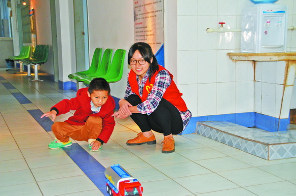 两名志愿者爱心帮护唇腭裂患者