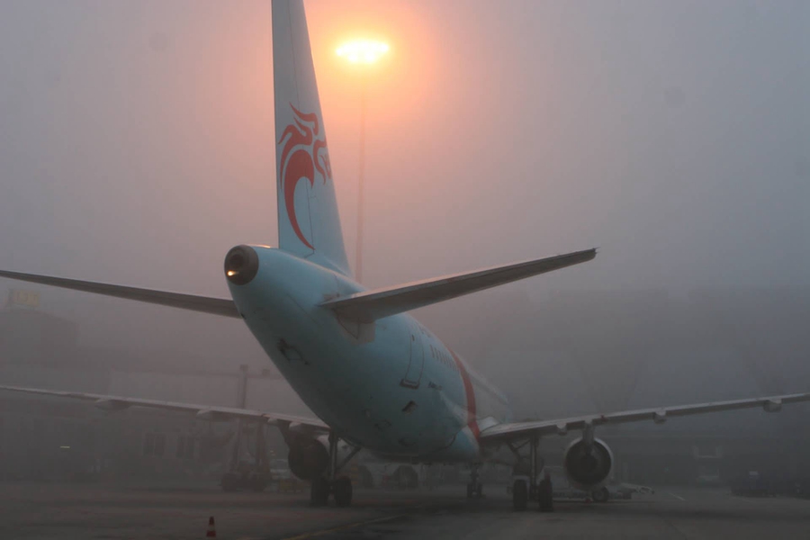 再遭浓雾袭击 成都机场大面积航班延误旅客滞