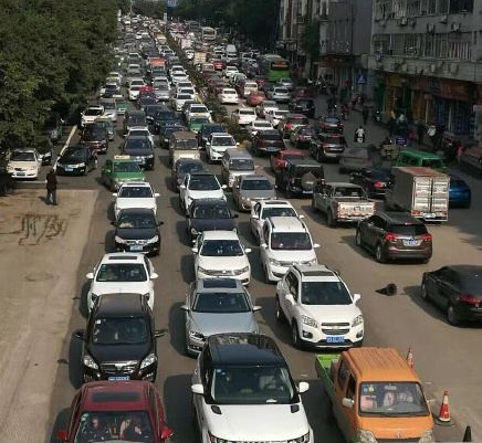 昨日达城堵成一锅粥 走路快过坐车