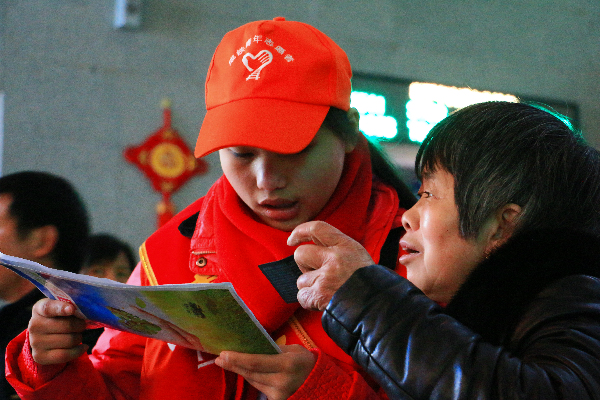 20公里服务上千人记达州火车站最美志愿者--覃