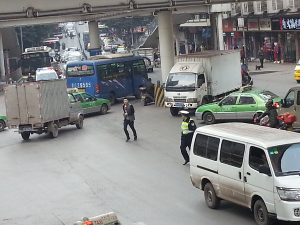 行人过马路乱穿乱跨太随性 建议:对不文明行为