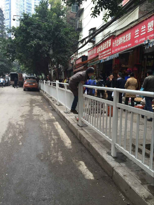 行人过马路乱穿乱跨太随性 建议:对不文明行为