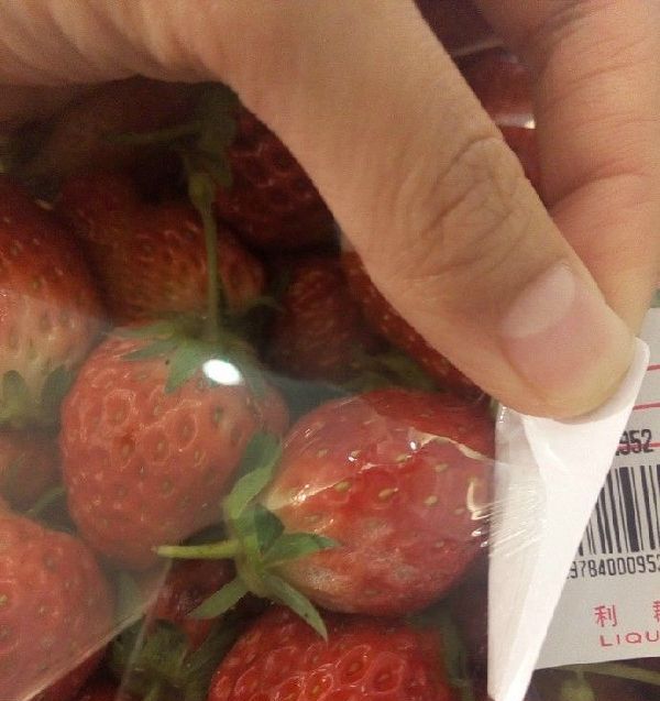  “市民买到霉变草莓”追踪 商家保证整改 双方达成和解
