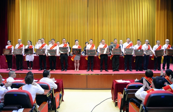 渠县召开脱贫攻坚2016年总结表扬暨2017年一