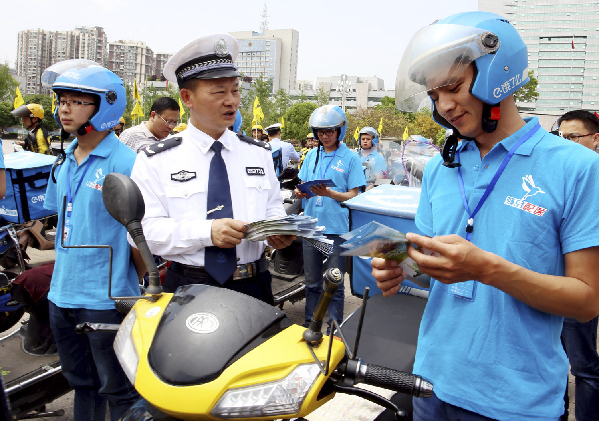 市交警支队对邮政快递及外卖行业人员开展交通
