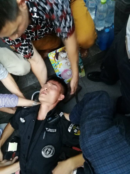 两伙社会青年打架警方制止 宣汉铁血特警抓捕歹徒受伤
