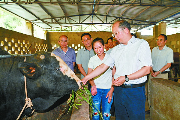 易会满调研万源市精准脱贫工作工行向万源捐款