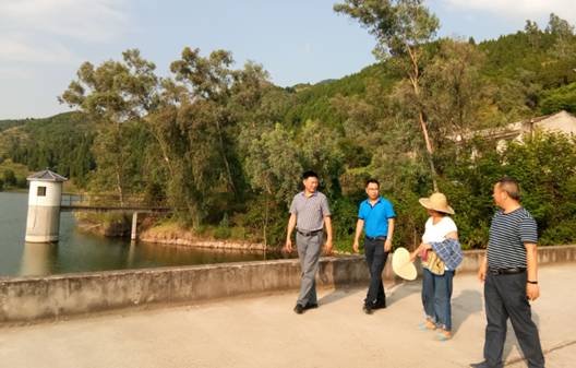 渠县汇东乡深入黄家沟水库开展环保督查工作