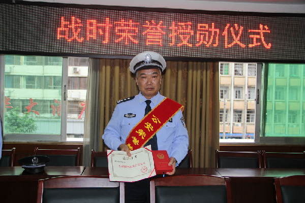 国庆不退休 60岁老交警生日站好最后一班岗