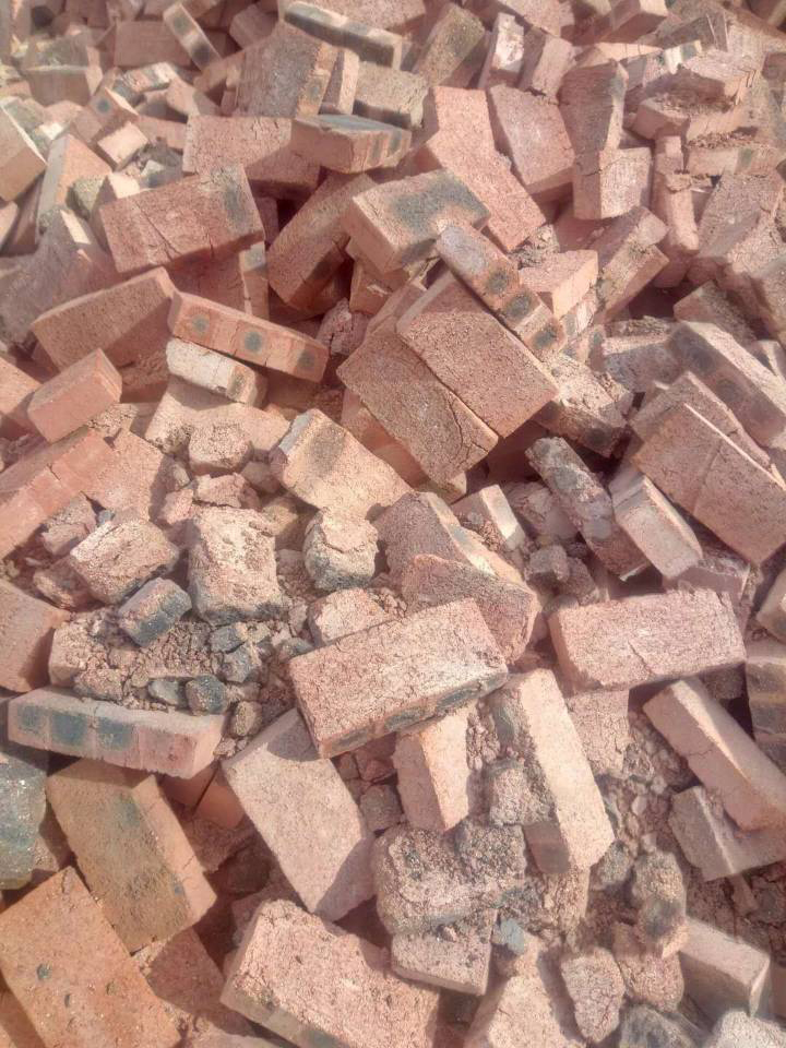 一捏就碎 大竹县欧家镇村民修新房遭遇问题砖