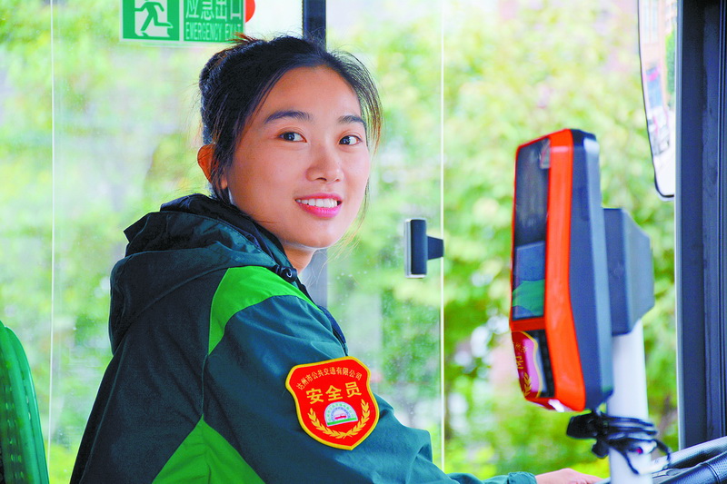 这座城市流动的风景线!她与28路公交车一起驶过的日子_观赏网 1986年出生的董家燕从小就有一个不同于其他女生的梦想当一名军人。2006年高中毕业后,董家燕毫不犹豫地投身军营,奔赴千里之外的湖北武昌成为了一名通信兵。2010年退伍后,董家燕成为公交车上的票务员,她与公交车的不解之缘就此结下。 说起从事公交工作的初衷,董家燕坦言,当时只是为了谋生,但随着时间的推移,她渐渐爱上了公交工作。刚做票务员时,公交司机的帅气让她心生羡慕,我总会看着公交司机开车的样子,模仿他们开车的动作。从那时起,董家燕便憧憬着自己握着方向盘,将一大车乘客安全送达的那一天。 2012年,
