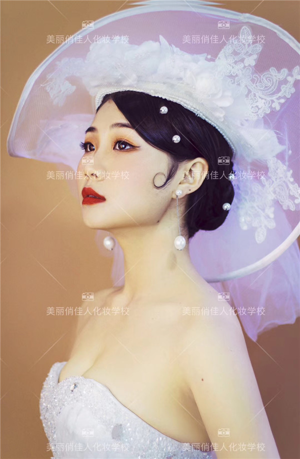 学化妆,首选美丽俏佳人化妆培训学校 包就业,包