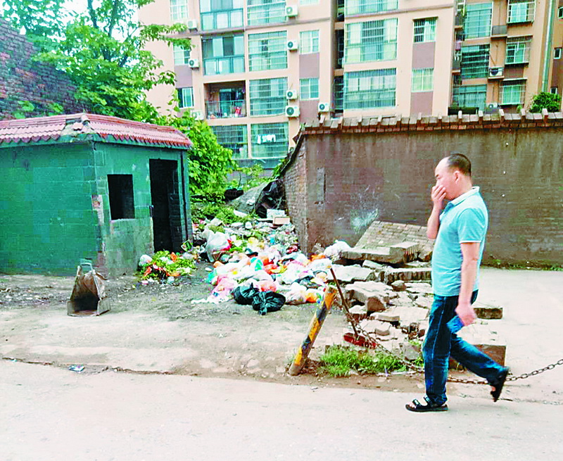  三里坪街垃圾房，房内空着房外堆满垃圾