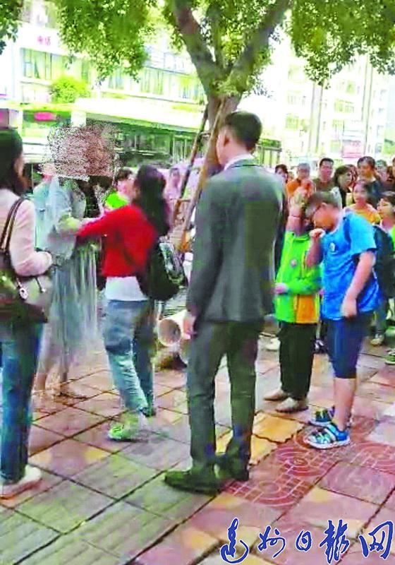 "520"当天达州一年轻女子当街狂扇"男友"52记耳光,时长达30多分钟