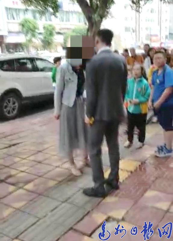 "520"当天达州一年轻女子当街狂扇"男友"52记耳光,时长达30多分钟