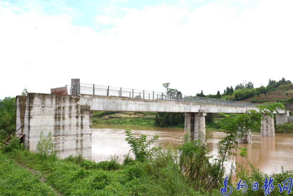  危险！达川区亭子镇高家河边有一座“断头桥”，为过河，村民用木板拼接成引桥......