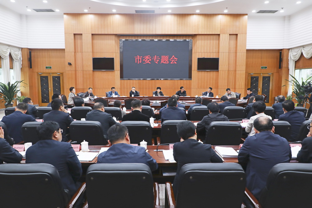 听取做大城市经济总量工作_努力工作图片