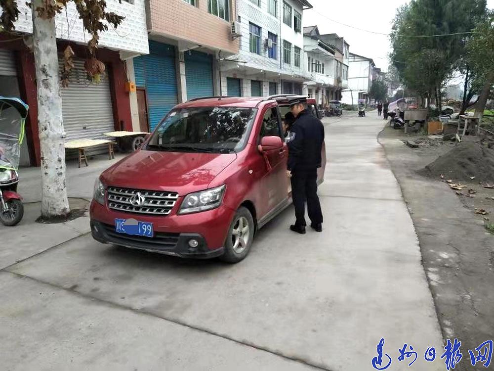 据悉,当天正值双河镇赶集,宣汉县交警大队双河中队正在辖区内开展冬季