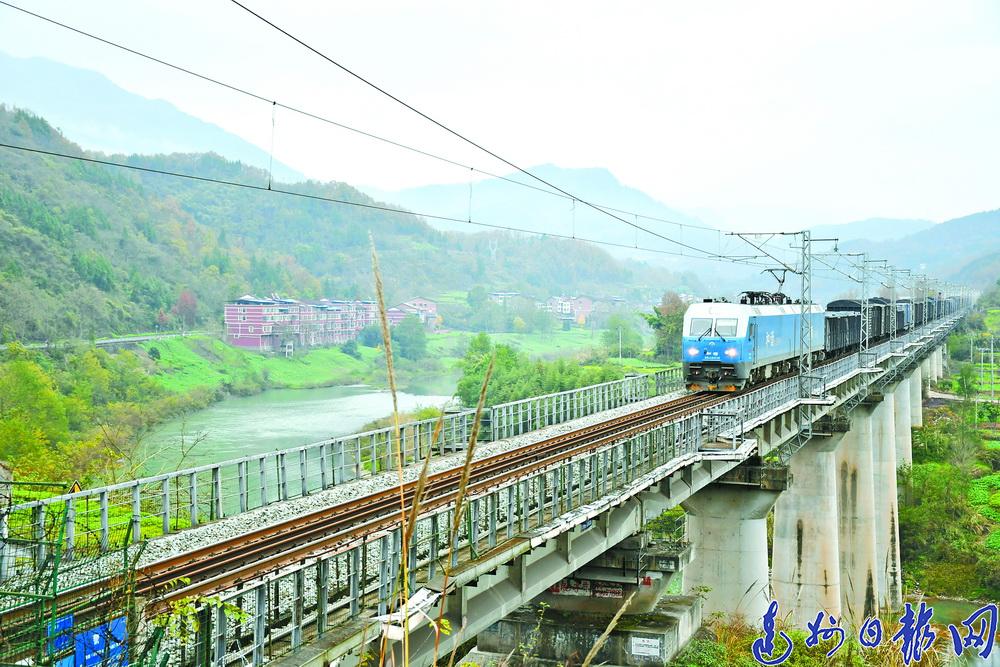 乘着宣汉县铁路沿线环境治理工作的春风,鲜义章的居住环境也脱胎换骨