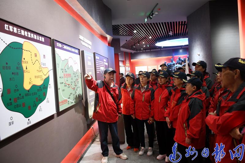 48名红军后代在万源保卫战战史陈列馆参观