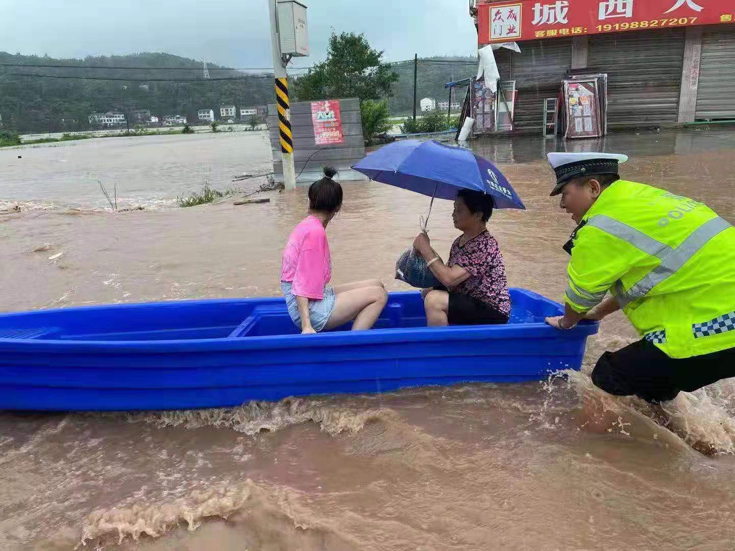  达州干群全力以赴抗洪抢险