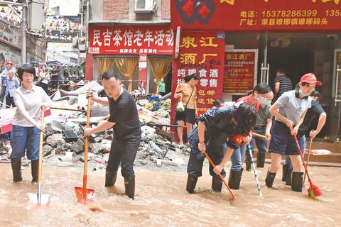  达州纪检监察干部奋战在抗洪救灾第一线