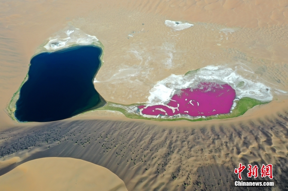 巴丹吉林沙漠镶嵌数十个沙漠湖泊 如同璀璨宝石