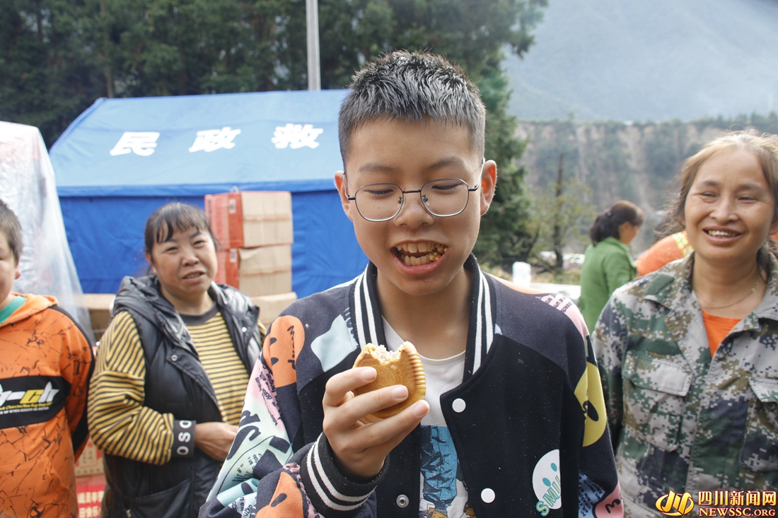 9月10日中秋节，磨西镇青岗坪村村民收到了甘孜森林消防支队战士送来的月饼 (1).jpg