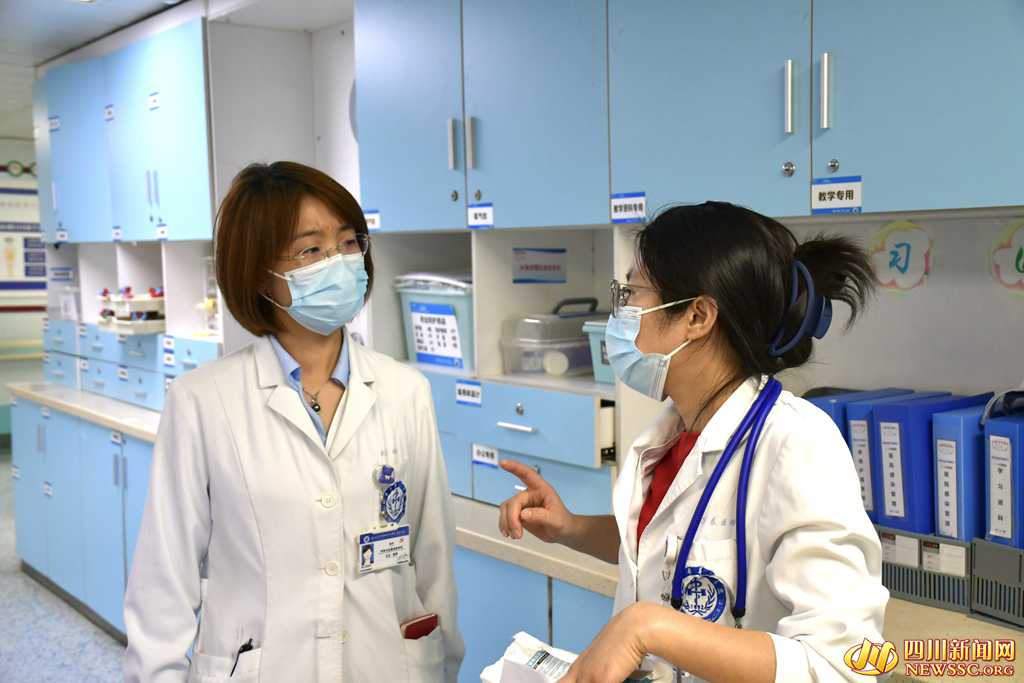 全国五一劳动奖章获得者、四川大学华西医院呼吸与危重症医学科主任刘丹（左一）.jpeg