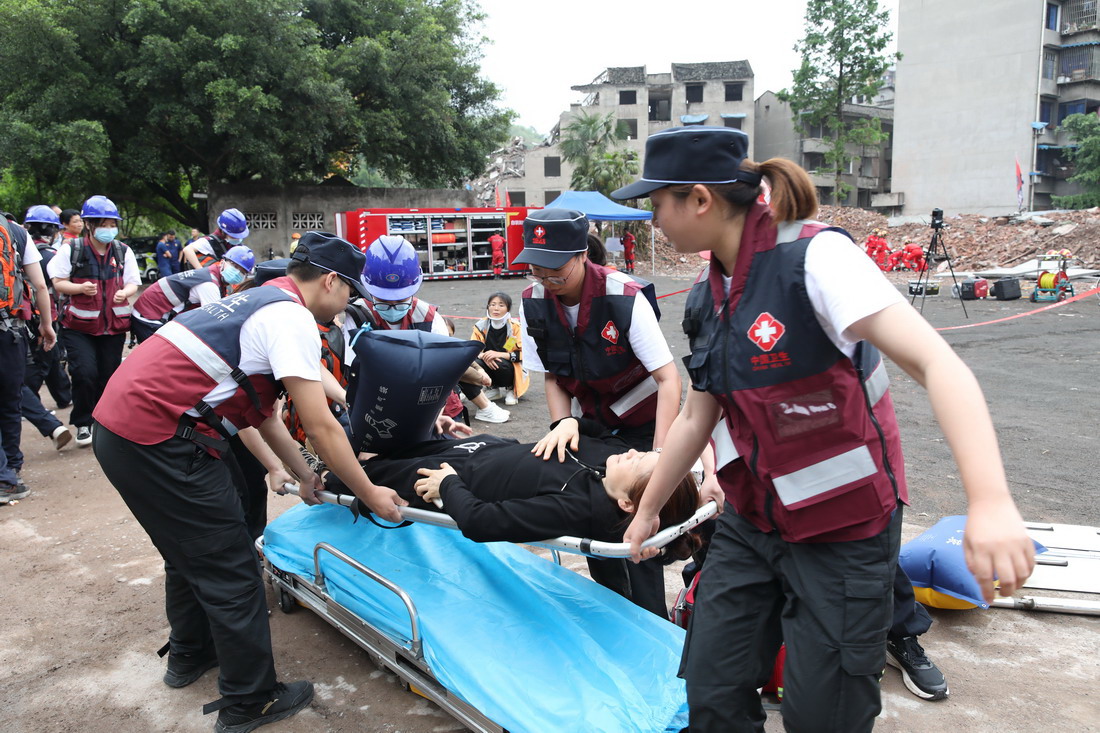 中国卫生救援转移受伤群众.jpg