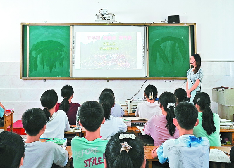  通川区：开学第一课 出“新”又入”心”