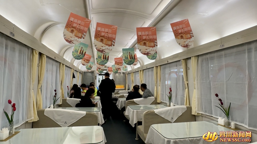 列车上的餐厅车厢_副本.jpg