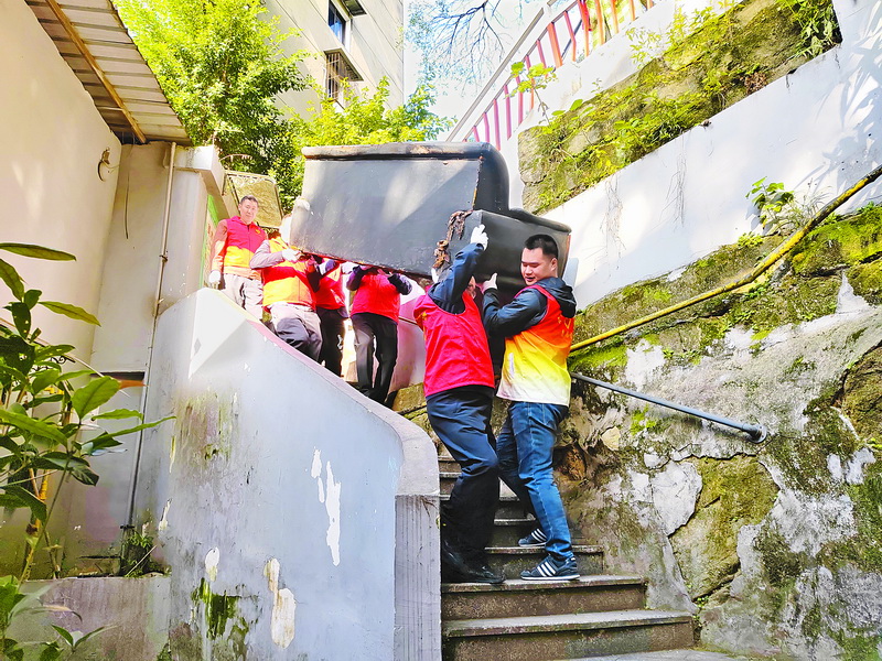  通川区张家湾社区开展辖区废旧家具大清理活动