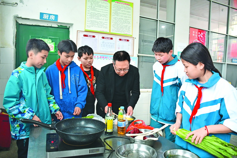  达川区平滩镇中心小学烹饪课深受学生喜爱