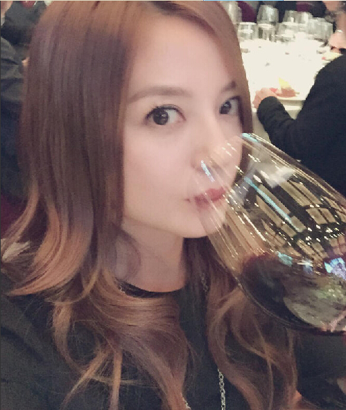  酒庄女老板赵薇现身品酒会  酒不醉人美貌醉人