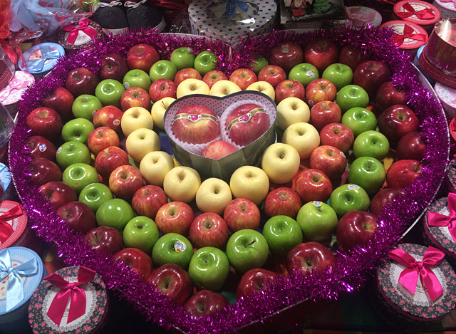 平安夜送苹果,祝大家圣诞节快乐! - 达州日报网