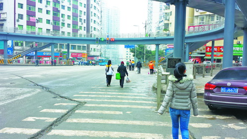 开通两月 三里坪人行天桥行人稀少 - 达州日报