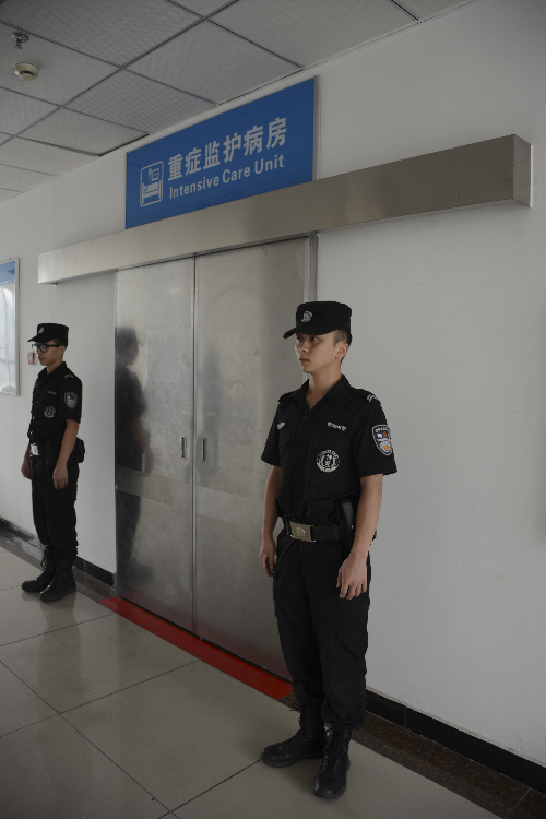 自杀前报警我杀人了 特警病房外守护嫌犯 -