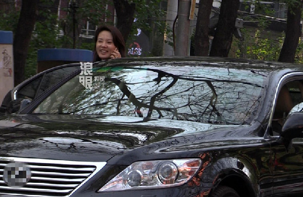 刘芳菲穿花衣演绎街头时尚 电话不停豪车接驾