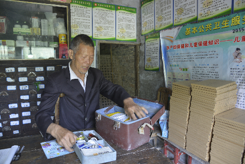 扎根大山45年的拐杖医生 - 达州日报网