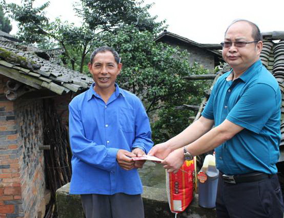 达川区乡镇供水总站七一前夕慰问村民 - 达州