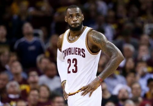 詹姆斯2年4697万美元续约骑士 第二年为球员