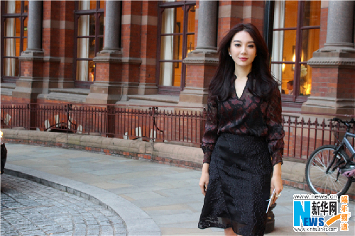 陈数优雅现身伦敦时装周 与设计师相聊甚欢 -