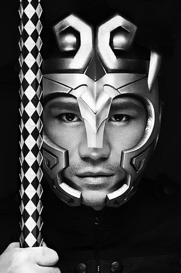 曹格首执导演筒拍《面具》MV 曾志伟精湛演出